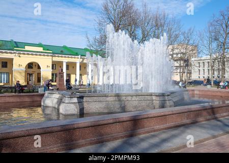 KRONSHTADT, RUSSIE - 01 MAI 2022 : le jour de mai ensoleillé à la fontaine de chant Banque D'Images