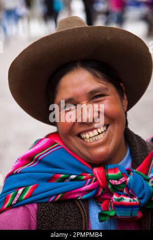 Femme péruvienne en tenue traditionnelle ; Machu Picchu, Pérou Banque D'Images