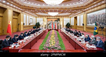 Pékin, Chine. 14th avril 2023. Le président chinois Xi Jinping a des entretiens avec le président brésilien Luiz Inacio Lula da Silva, qui est en visite d'État en Chine, au Grand Hall du peuple de Pékin, capitale de la Chine, 14 avril 2023. Credit: Zhai Jianlan/Xinhua/Alamy Live News Banque D'Images