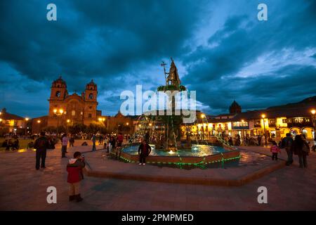 Vue de la fontaine la nuit sur la Plaza de Armas, Cuzco, Pérou ; Cuzco, Pérou Banque D'Images