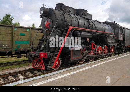 KUZHENKINO, RUSSIE - 16 JUILLET 2022 : ancienne locomotive à vapeur soviétique L-3051 à la plate-forme jf la station Kuzhenkino. Région de Tver Banque D'Images