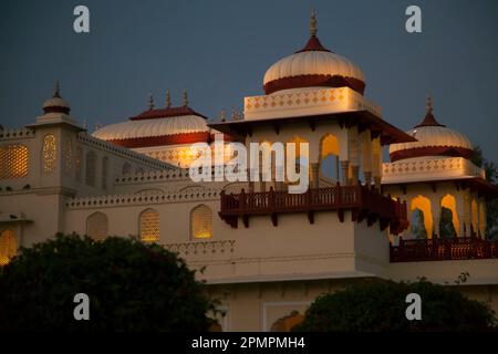 Hôtel de luxe éclairé la nuit à Jaipur, Inde ; Jaipur, État du Rajasthan, Inde Banque D'Images