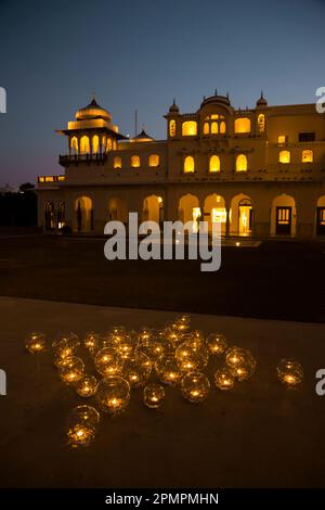 Lanternes illuminées à l'extérieur d'un hôtel de luxe la nuit à Jaipur, Inde ; Jaipur, État du Rajasthan, Inde Banque D'Images