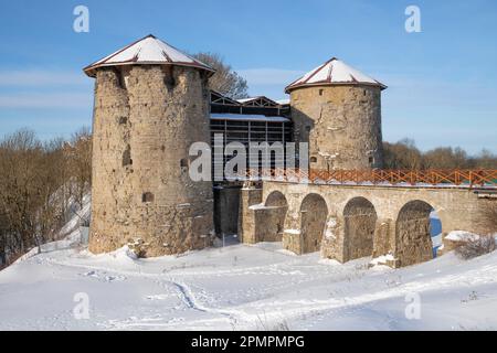 Vue sur les tours et le pont de l'ancienne forteresse de Koporskaya le jour ensoleillé de février. Koporye. Leningrad, Russie Banque D'Images