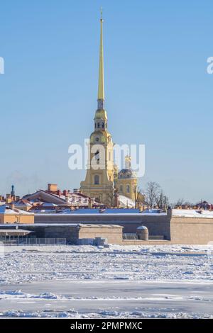 Cathédrale des Apôtres Pierre et Paul dans la forteresse Pierre et Paul, le jour ensoleillé d'avril. Centre historique de St. Petersbourg, Russie Banque D'Images