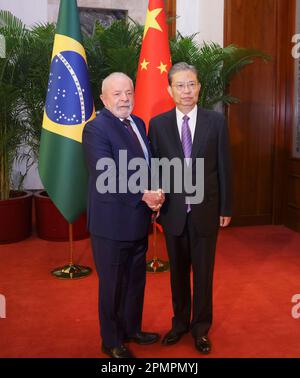 Pékin, Chine. 14th avril 2023. Zhao Leji, président du Comité permanent du Congrès national du peuple, rencontre le président brésilien Luiz Inacio Lula da Silva à la Grande salle du peuple de Pékin, capitale de la Chine, 14 avril 2023. Credit: Liu Weibing/Xinhua/Alay Live News Banque D'Images