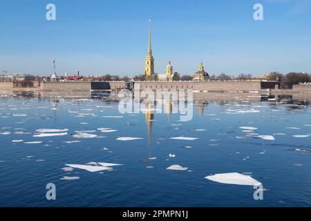 Dérive de glace sur la rivière Neva sur le fond de la forteresse Pierre-et-Paul. Avril à Saint-Pétersbourg. Russie Banque D'Images