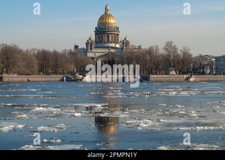 SAINT-PÉTERSBOURG, RUSSIE - 12 AVRIL 2023 : dérive de la glace de printemps sur la Neva. Vue sur la rue Cathédrale d'Isaac. Centre historique de St. Saint-Pétersbourg Banque D'Images