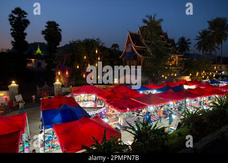Marché de rue la nuit devant la place Royale ; Luang Prabang, Laos Banque D'Images