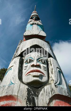 Totem s'étendant vers le ciel au Haida Heritage Center ; Skidegate, Haida Gwaii, Colombie-Britannique, Canada Banque D'Images