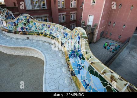 Partie du parc Guell, conçu par Antoni Gaudi, et donnant sur des immeubles résidentiels ; Barcelone, Espagne Banque D'Images