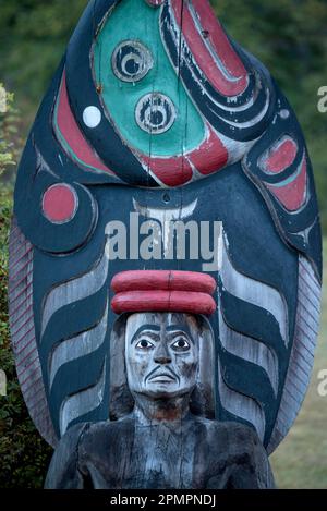 Totem dans un cimetière de l'île Cormorant près de l'île de Vancouver, Haida Gwaii, C.-B., Canada ; île Cormorant, Haida Gwaii, Colombie-Britannique, Canada Banque D'Images