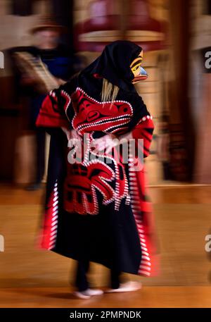 Danseuse habillée comme un esprit totem exécutant la danse traditionnelle haïda à Old Massett, une communauté haïda sur l'île Graham Banque D'Images