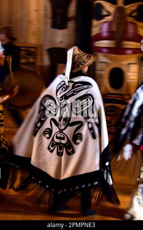 Danseuse habillée comme un esprit totem exécutant la danse traditionnelle haïda à Old Massett, une communauté haïda sur l'île Graham Banque D'Images