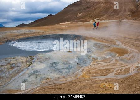 Les touristes visitent Namafjall, une zone géothermique à haute température avec des fumerolles causées par une éruption de fissure ; Islande Banque D'Images