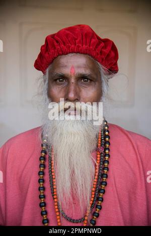 Portrait d'un homme au Taj Mahal ; Agra, Uttar Pradesh, Inde Banque D'Images