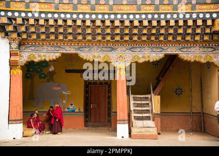 Noviciat moines dans une discussion avec deux aînés à Rinpung Dzong ; Paro Valley, Bhoutan Banque D'Images