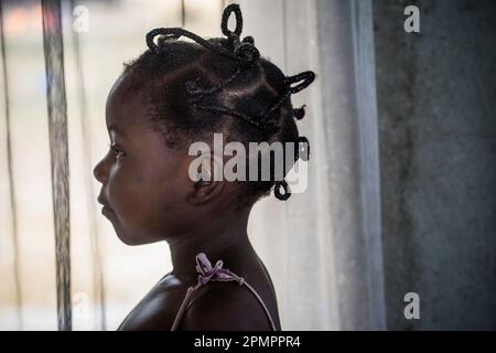 Jeune fille à Nkollo, Cameroun, au centre communautaire local. Banque D'Images