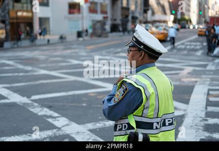 Point d'intérêt peu profond d'un bureau de circulation de NYPD vu en service à un carrefour occupé dans la ville. Vu porter son équipement de sécurité haute viz. Banque D'Images