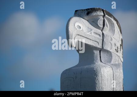 Totem d'une tête d'aigle ; Alert Bay, Alaska, États-Unis d'Amérique Banque D'Images