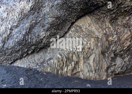 Formations rocheuses de basalte volcanique près du village de Vík í Mýrdal, Sudurland, sud de l'Islande Banque D'Images