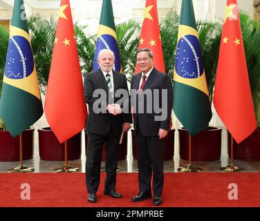 Pékin, Chine. 14th avril 2023. Le Premier ministre chinois Li Qiang rencontre le Président brésilien Luiz Inacio Lula da Silva au Grand Hall du peuple de Pékin, capitale de la Chine, 14 avril 2023. Credit: Ding Haitao/Xinhua/Alamy Live News Banque D'Images