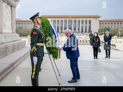 Pékin, Chine. 14th avril 2023. Le président brésilien Luiz Inacio Lula da Silva dépose une couronne au Monument aux héros du peuple sur la place Tian'anmen à Pékin, capitale de la Chine, 14 avril 2023. Credit: Zhai Jianlan/Xinhua/Alamy Live News Banque D'Images