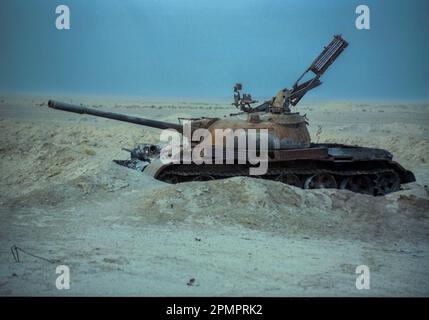 Un char irakien de T55 détruit pendant la guerre du Golfe de 2nd photographié dans le sud de l'Irak Banque D'Images