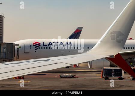 Mexico, Mexique - Un avion LATAM Airlines au sol à l'aéroport international de Mexico (Aeropuerto Internacional Benito Juárez). Basé à Chil Banque D'Images