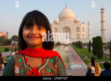 Fille indienne sourit à la caméra devant le Taj Mahal ; Agra, Inde Banque D'Images