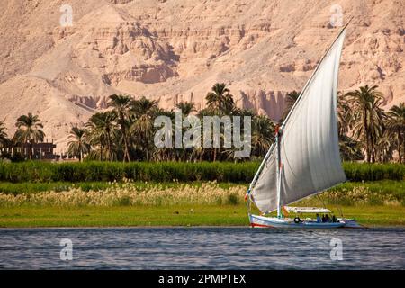 Felucca naviguant sur le Nil ; Louxor, Egypte Banque D'Images