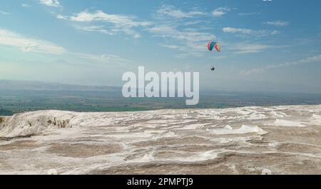 Pamukkale, Turquie - 15 octobre 2018 Paragliders survolant Pamukkale, Turquie, belle vue Banque D'Images