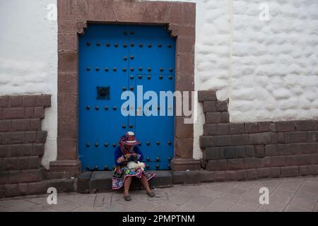 Femme inca filant de la laine d'alpaga dans une rue à Cuzco, Pérou ; Cuzco, Pérou Banque D'Images