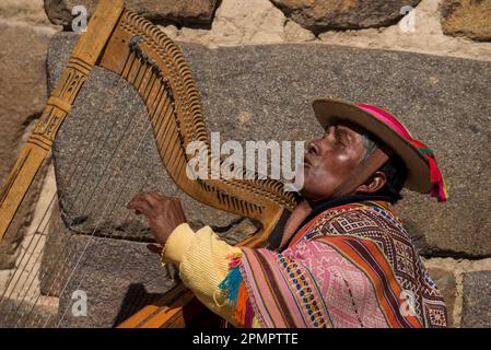 Joueur de harpe sur la place de la ville d'Ollantaytambo, Pérou ; Ollantaytambo, Pérou Banque D'Images