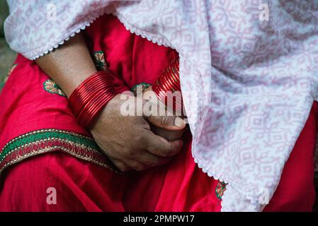 Mains d'une femme népalaise en tenue traditionnelle ; Katmandou, Népal Banque D'Images