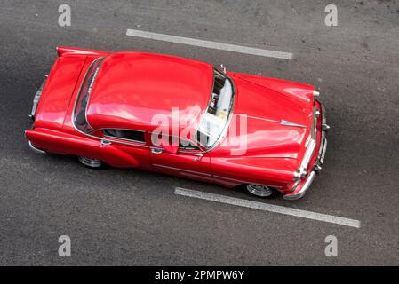 Vue en angle élevé d'une voiture classique rouge dans la rue de la Havane, Cuba ; la Havane, Cuba Banque D'Images