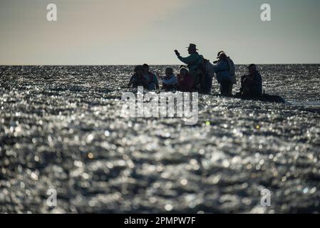 Groupe de personnes sur un radeau gonflable dans la houle au large de Montgomery Reef ; Kimberley, Australie occidentale, Australie Banque D'Images