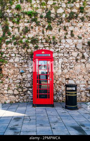 Ancienne cabine téléphonique traditionnelle rouge à Gibraltar, Royaume-Uni Banque D'Images