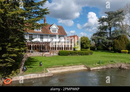 Le restaurant et l'hôtel French Horn pub à côté de la Tamise à Sonning près de Reading, Berkshire, Angleterre, Royaume-Uni Banque D'Images