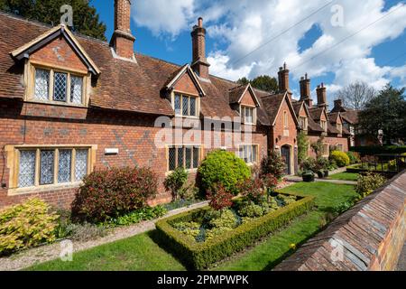 The Robert Palmer Cottages and Gardens, un bâtiment classé Grade II à Sonning-on-Thames dans le Berkshire, Angleterre, Royaume-Uni, au printemps Banque D'Images