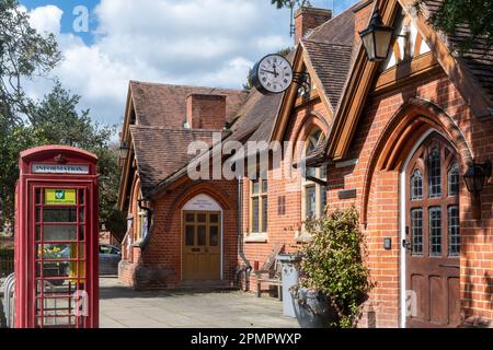 Pearson Hall, qui abrite également le bureau du conseil paroissial et le Sonning Club, dans le village de Sonning-on-Thames, Berkshire, Angleterre, Royaume-Uni, avec une boîte téléphonique rouge Banque D'Images