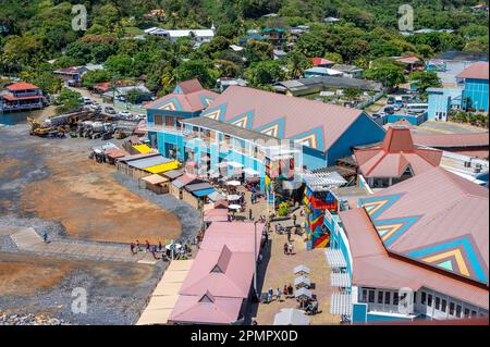 Roatan, Honduras - 30 mars 2023 : installations du port de croisière à Roatan, Honduras. Banque D'Images