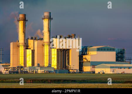 Centrale électrique réfléchissant avec une lumière chaude au lever du soleil, à l'est de Calgary, Alberta ; Alberta, Canada Banque D'Images