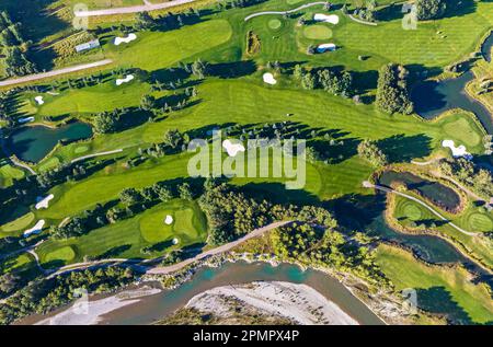 Vue aérienne d'un terrain de golf le long d'une rive avec des bunkers de sable blanc, sud-ouest de Calgary, Alberta ; Alberta, Canada Banque D'Images