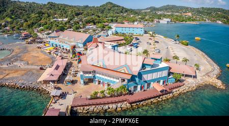 Roatan, Honduras - 30 mars 2023 : installations du port de croisière à Roatan, Honduras. Banque D'Images