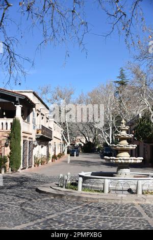 Sedona, Arizona. ÉTATS-UNIS 1/13/2023. Village de Tlaquepaque. Boutiques pittoresques, boutiques, cuisine fine, artisanat mexicain, magnifiques patios Banque D'Images