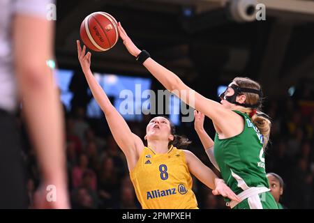 Berlin, Allemagne. 14th avril 2023. Berlin, Allemagne. 14 avril 2023: Mante Kvederaviciute (21) des étoiles de Rutronik Keltern bloque la balle de Henriette Hoefermann (8) de l'ALBA Berlin Frauen pendant le jeu DBBL Playoff Halbfinale - ALBA Berlin Frauen / Rutronik Stars de Keltenburg - Sporthalle Charlottenburg. Berlin, Allemagne. (Ryan Sleiman /SPP) crédit: SPP Sport Press photo. /Alamy Live News Banque D'Images