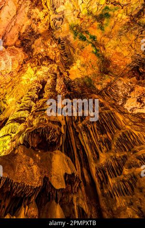 Formations rocheuses souterraines naturelles illuminées à l'intérieur de St. Grotte de Michaels à Gibraltar, Royaume-Uni Banque D'Images