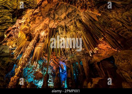 Formations rocheuses souterraines naturelles illuminées à l'intérieur de St. Grotte de Michaels à Gibraltar, Royaume-Uni Banque D'Images