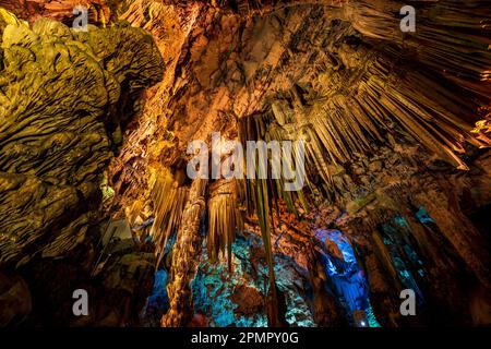 Formations rocheuses souterraines naturelles illuminées à l'intérieur de St. Grotte de Michaels à Gibraltar, Royaume-Uni Banque D'Images